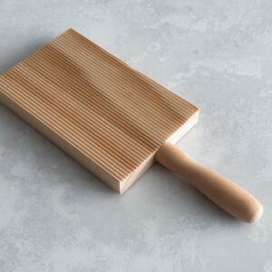 Ridged wooden board for shaping pasta